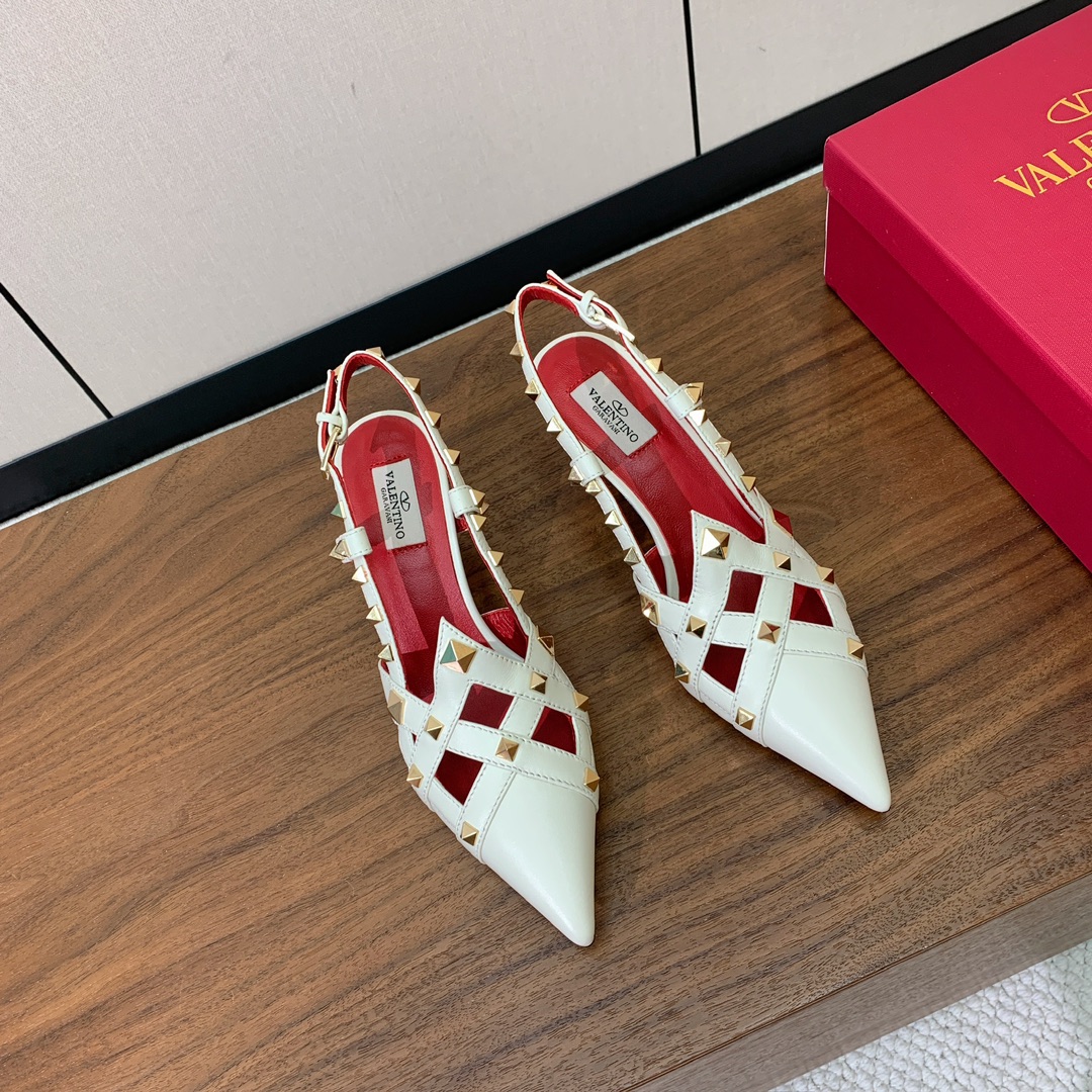 【Valent*no】尖头中跟铆钉单鞋。名媛气质女人味十足，怎么搭配都好看。鞋面牛皮，羊皮内里及垫。真皮