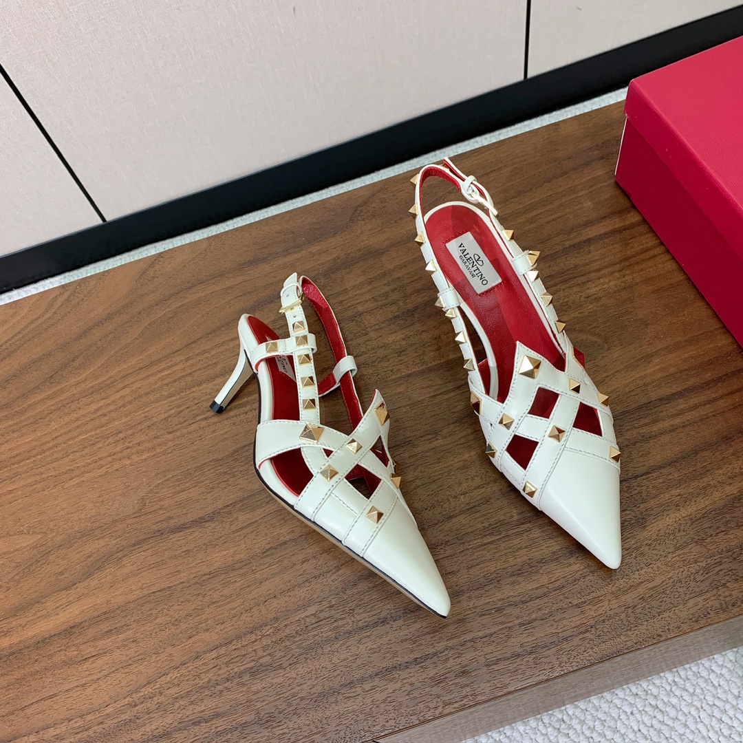 【Valent*no】尖头中跟铆钉单鞋。名媛气质女人味十足，怎么搭配都好看。鞋面牛皮，羊皮内里及垫。真皮