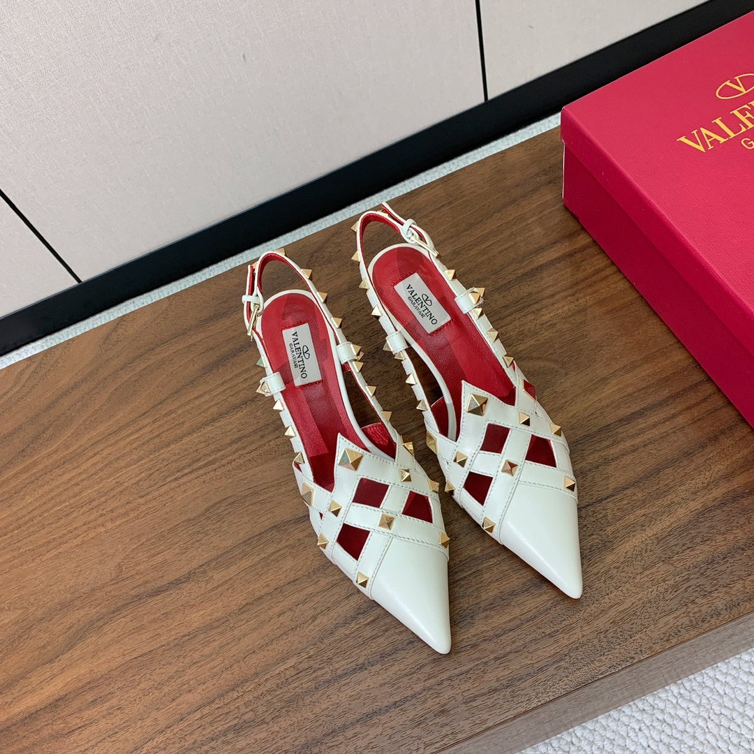 【Valent*no】尖头中跟铆钉单鞋。名媛气质女人味十足，怎么搭配都好看。鞋面牛皮，羊皮内里及垫。真皮