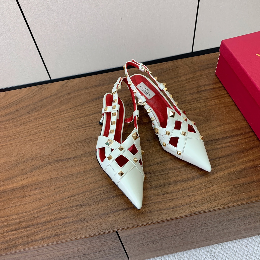 【Valent*no】尖头中跟铆钉单鞋。名媛气质女人味十足，怎么搭配都好看。鞋面牛皮，羊皮内里及垫。真皮