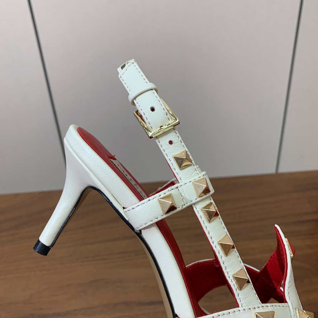 【Valent*no】尖头中跟铆钉单鞋。名媛气质女人味十足，怎么搭配都好看。鞋面牛皮，羊皮内里及垫。真皮