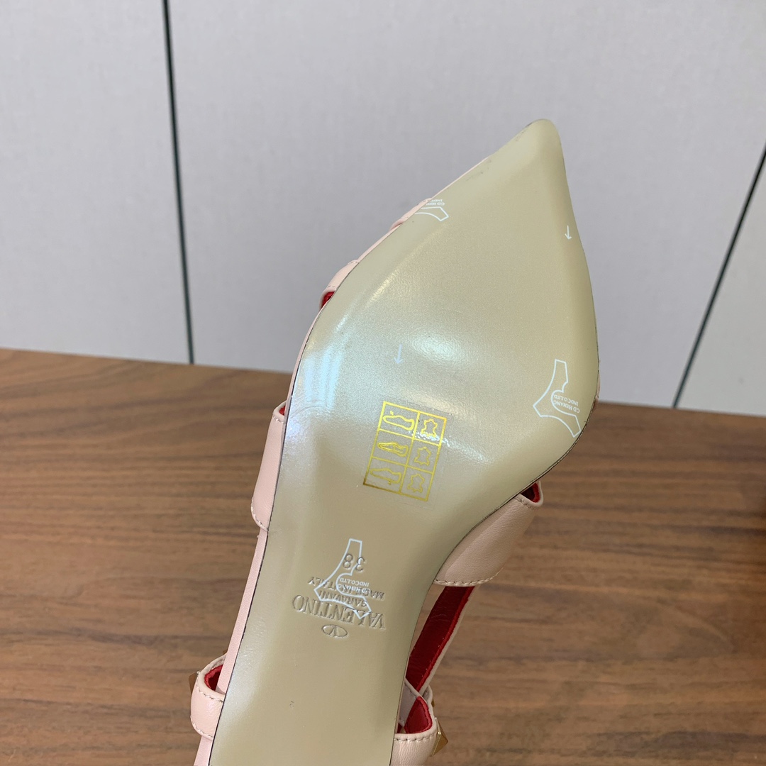 【Valent*no】尖头中跟铆钉单鞋。名媛气质女人味十足，怎么搭配都好看。鞋面牛皮，羊皮内里及垫。真皮