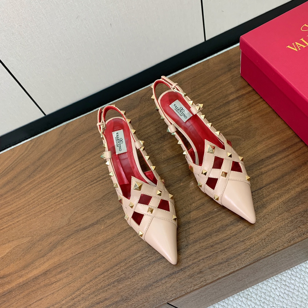 【Valent*no】尖头中跟铆钉单鞋。名媛气质女人味十足，怎么搭配都好看。鞋面牛皮，羊皮内里及垫。真皮