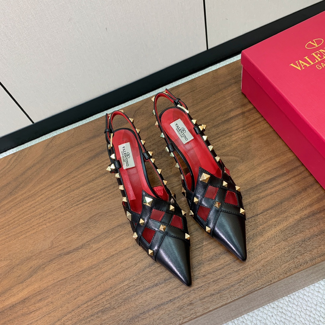 【Valent*no】尖头中跟铆钉单鞋。名媛气质女人味十足，怎么搭配都好看。鞋面牛皮，羊皮内里及垫。真皮