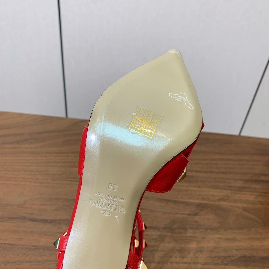 【Valent*no】尖头高跟铆钉单鞋。名媛气质女人味十足，怎么搭配都好看。鞋面牛皮，羊皮内里及垫。真皮
