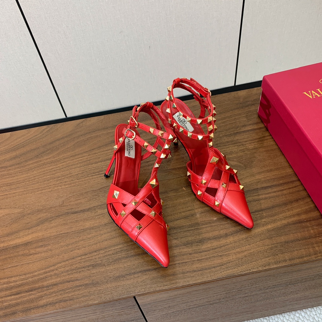 【Valent*no】尖头高跟铆钉单鞋。名媛气质女人味十足，怎么搭配都好看。鞋面牛皮，羊皮内里及垫。真皮