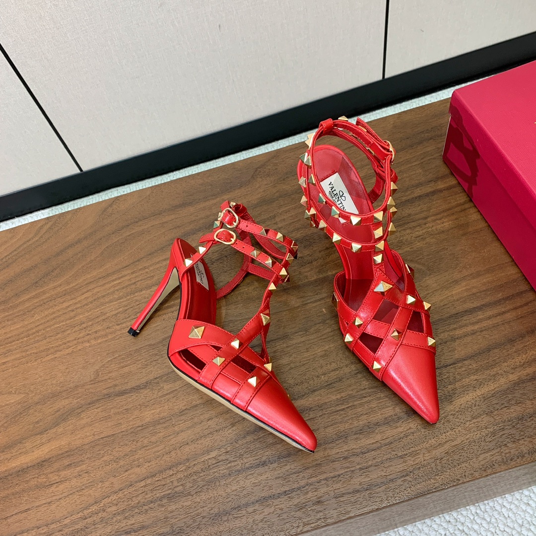 【Valent*no】尖头高跟铆钉单鞋。名媛气质女人味十足，怎么搭配都好看。鞋面牛皮，羊皮内里及垫。真皮
