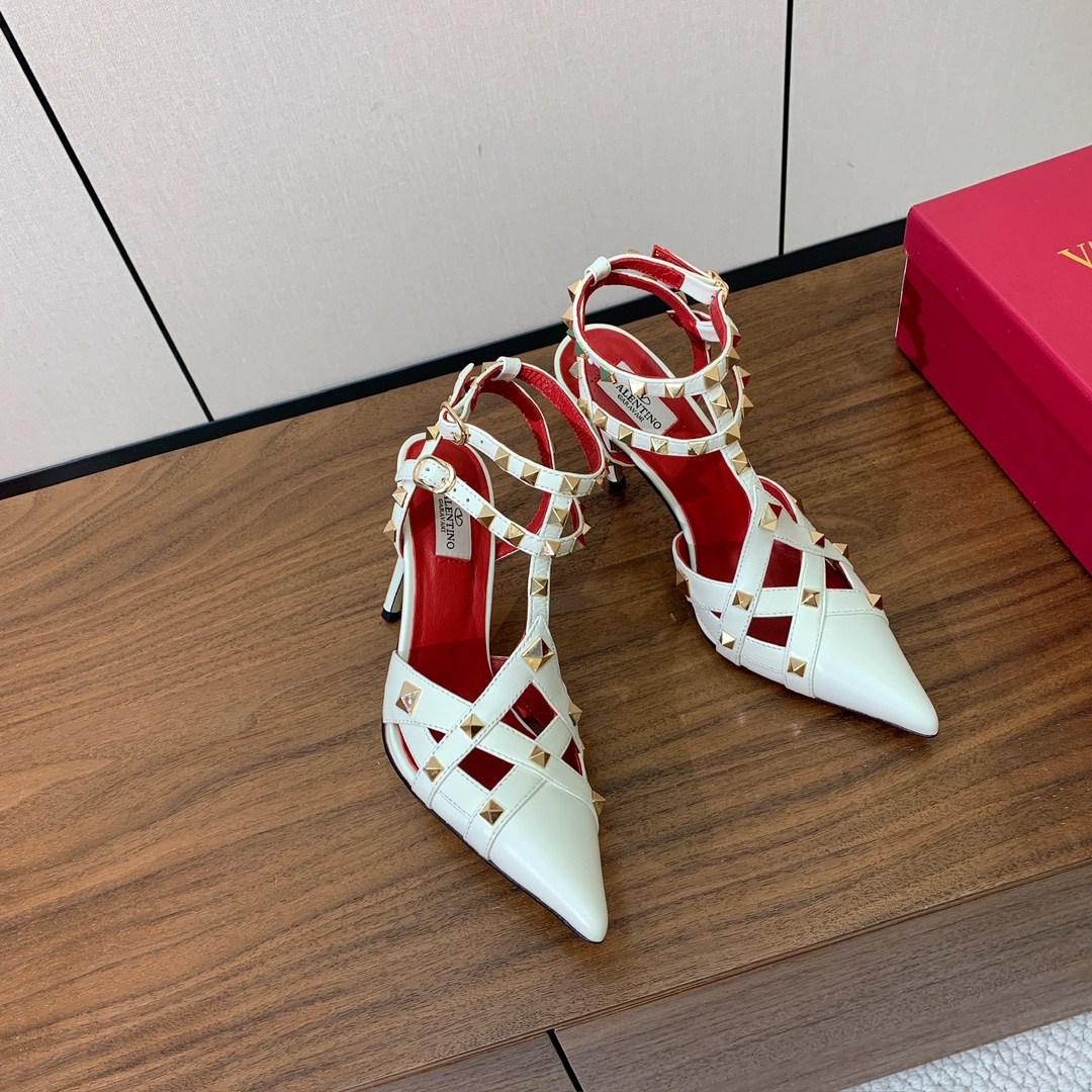 【Valent*no】尖头高跟铆钉单鞋。名媛气质女人味十足，怎么搭配都好看。鞋面牛皮，羊皮内里及垫。真皮