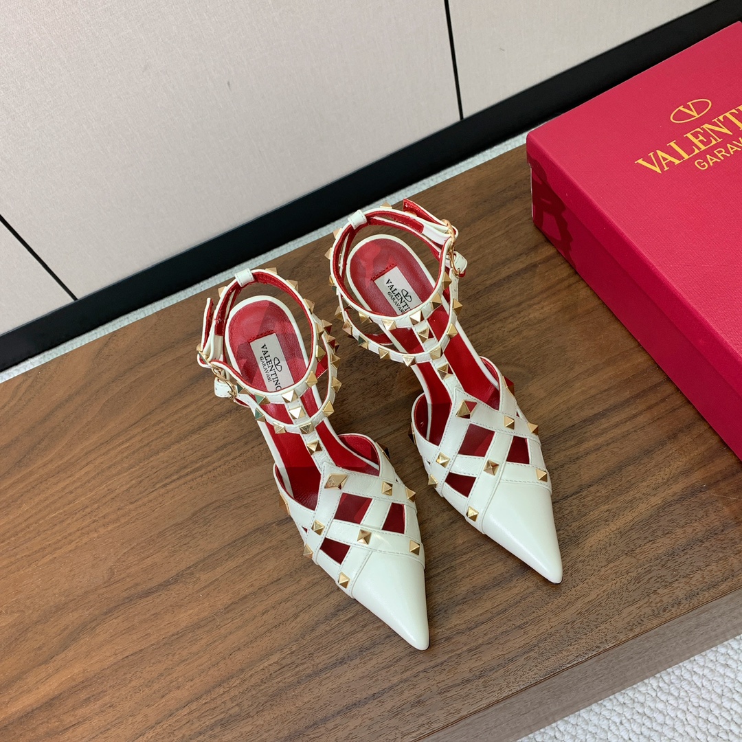 【Valent*no】尖头高跟铆钉单鞋。名媛气质女人味十足，怎么搭配都好看。鞋面牛皮，羊皮内里及垫。真皮