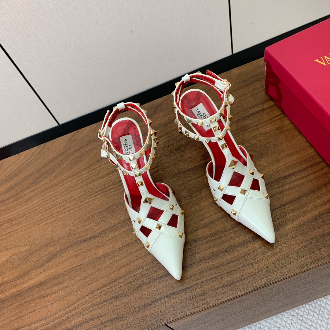 【Valent*no】尖头高跟铆钉单鞋。名媛气质女人味十足，怎么搭配都好看。鞋面牛皮，羊皮内里及垫。真皮