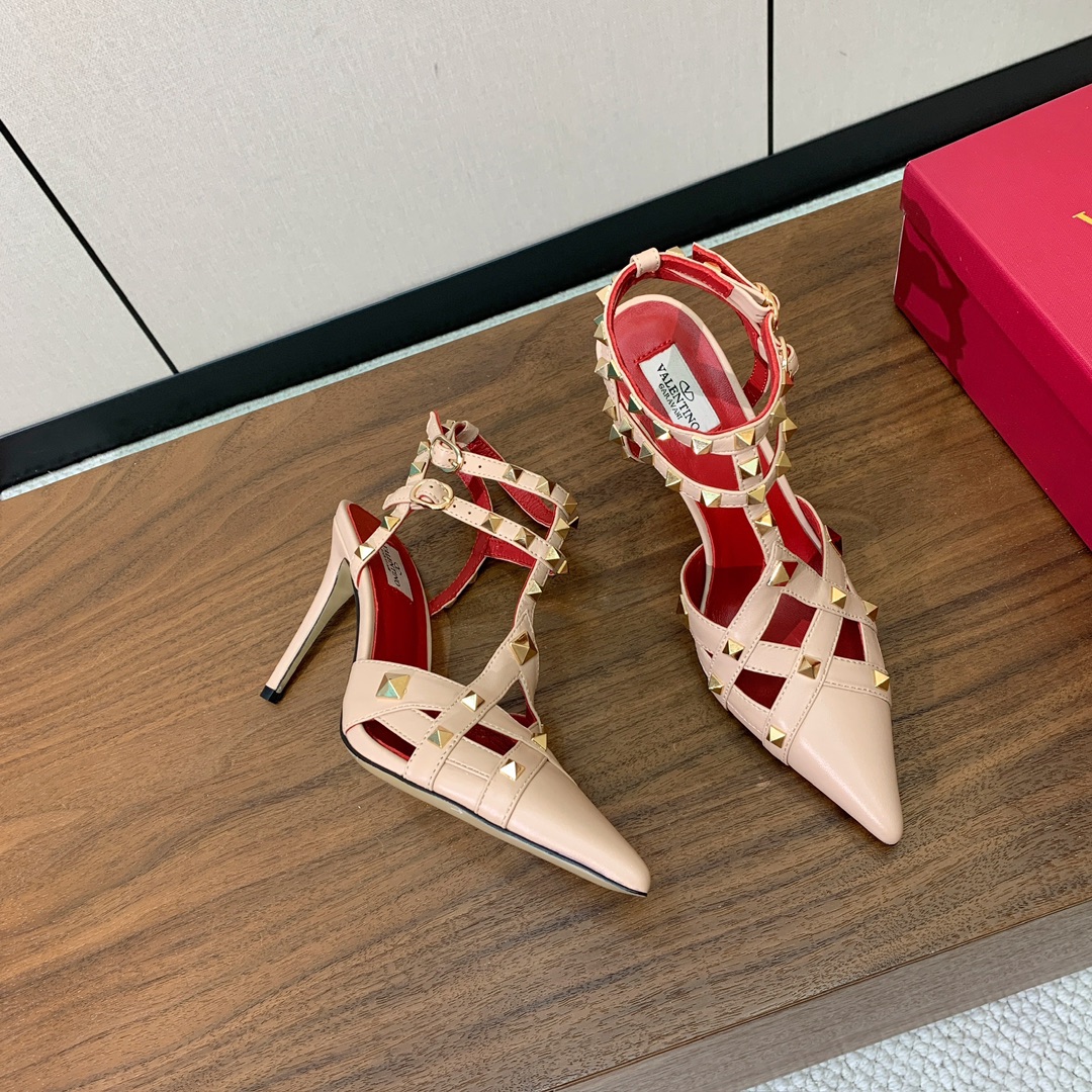 【Valent*no】尖头高跟铆钉单鞋。名媛气质女人味十足，怎么搭配都好看。鞋面牛皮，羊皮内里及垫。真皮