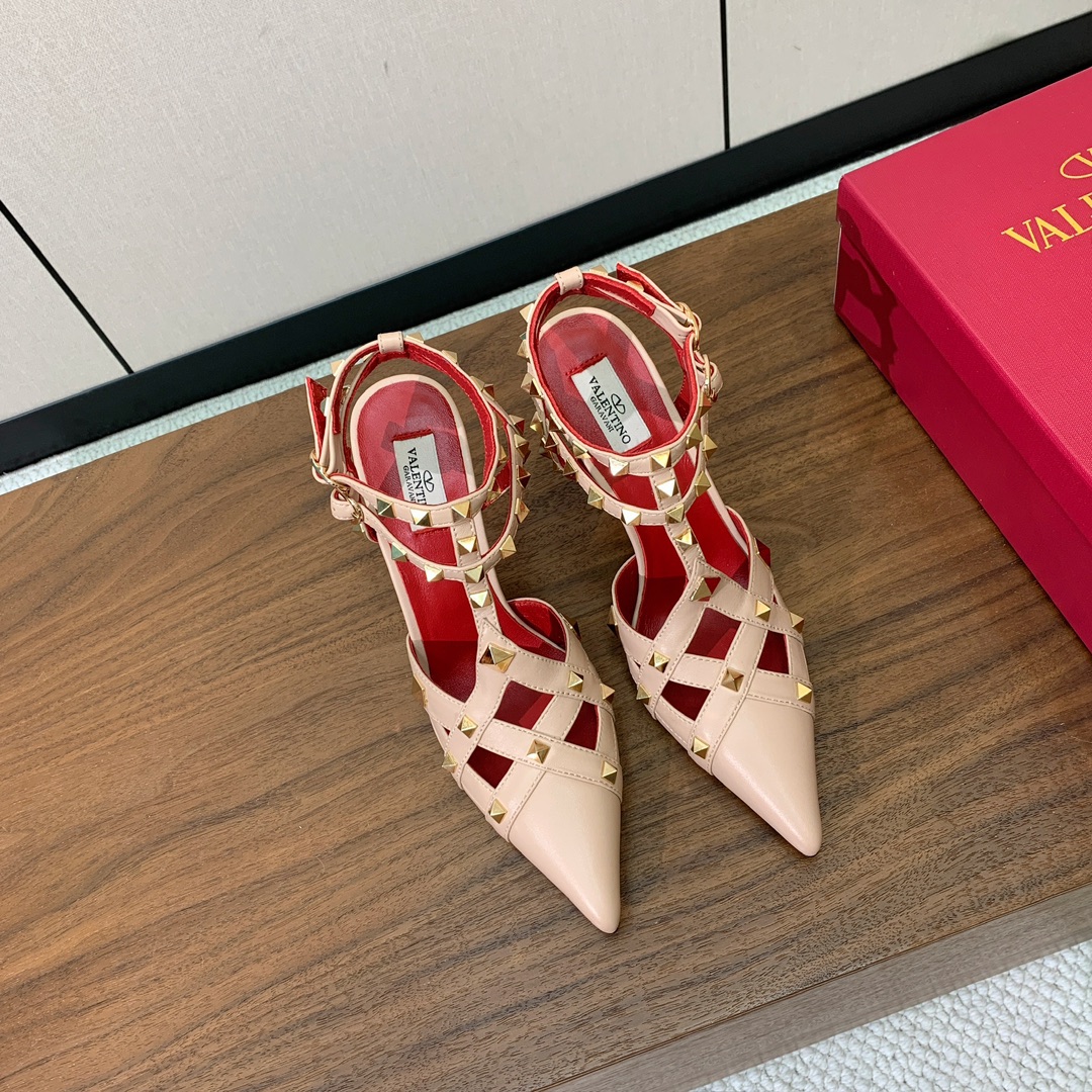 【Valent*no】尖头高跟铆钉单鞋。名媛气质女人味十足，怎么搭配都好看。鞋面牛皮，羊皮内里及垫。真皮