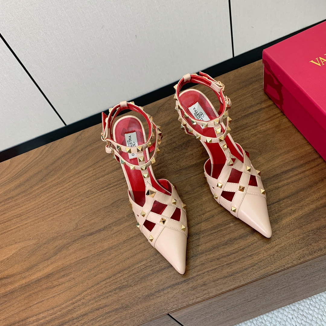 【Valent*no】尖头高跟铆钉单鞋。名媛气质女人味十足，怎么搭配都好看。鞋面牛皮，羊皮内里及垫。真皮