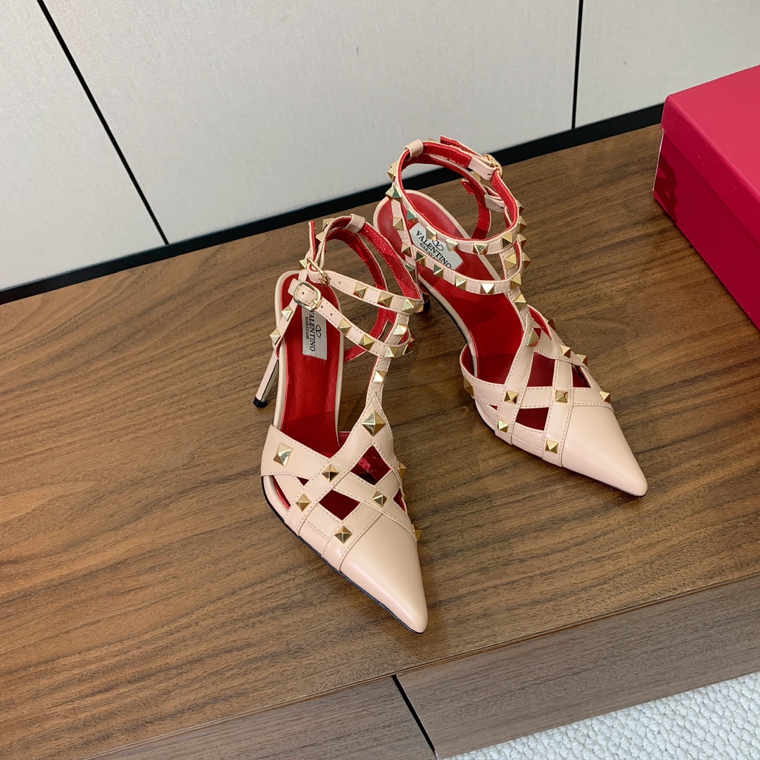 【Valent*no】尖头高跟铆钉单鞋。名媛气质女人味十足，怎么搭配都好看。鞋面牛皮，羊皮内里及垫。真皮