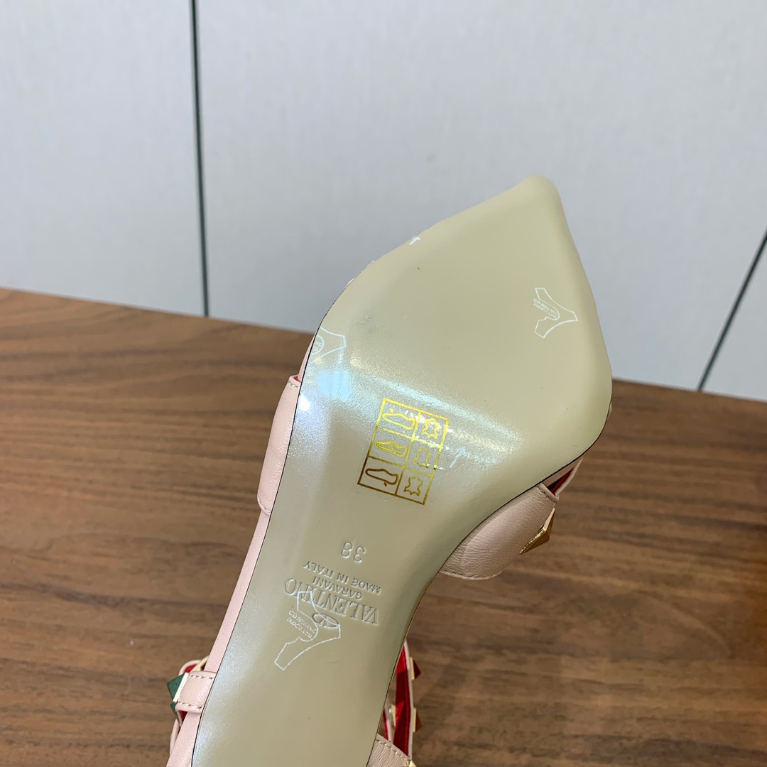 【Valent*no】尖头高跟铆钉单鞋。名媛气质女人味十足，怎么搭配都好看。鞋面牛皮，羊皮内里及垫。真皮