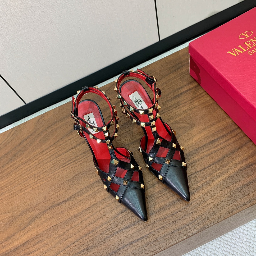 【Valent*no】尖头高跟铆钉单鞋。名媛气质女人味十足，怎么搭配都好看。鞋面牛皮，羊皮内里及垫。真皮