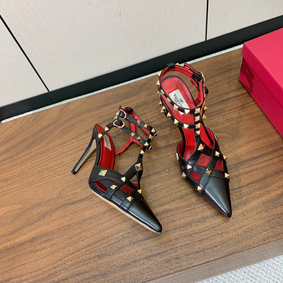 【Valent*no】尖头高跟铆钉单鞋。名媛气质女人味十足，怎么搭配都好看。鞋面牛皮，羊皮内里及垫。真皮