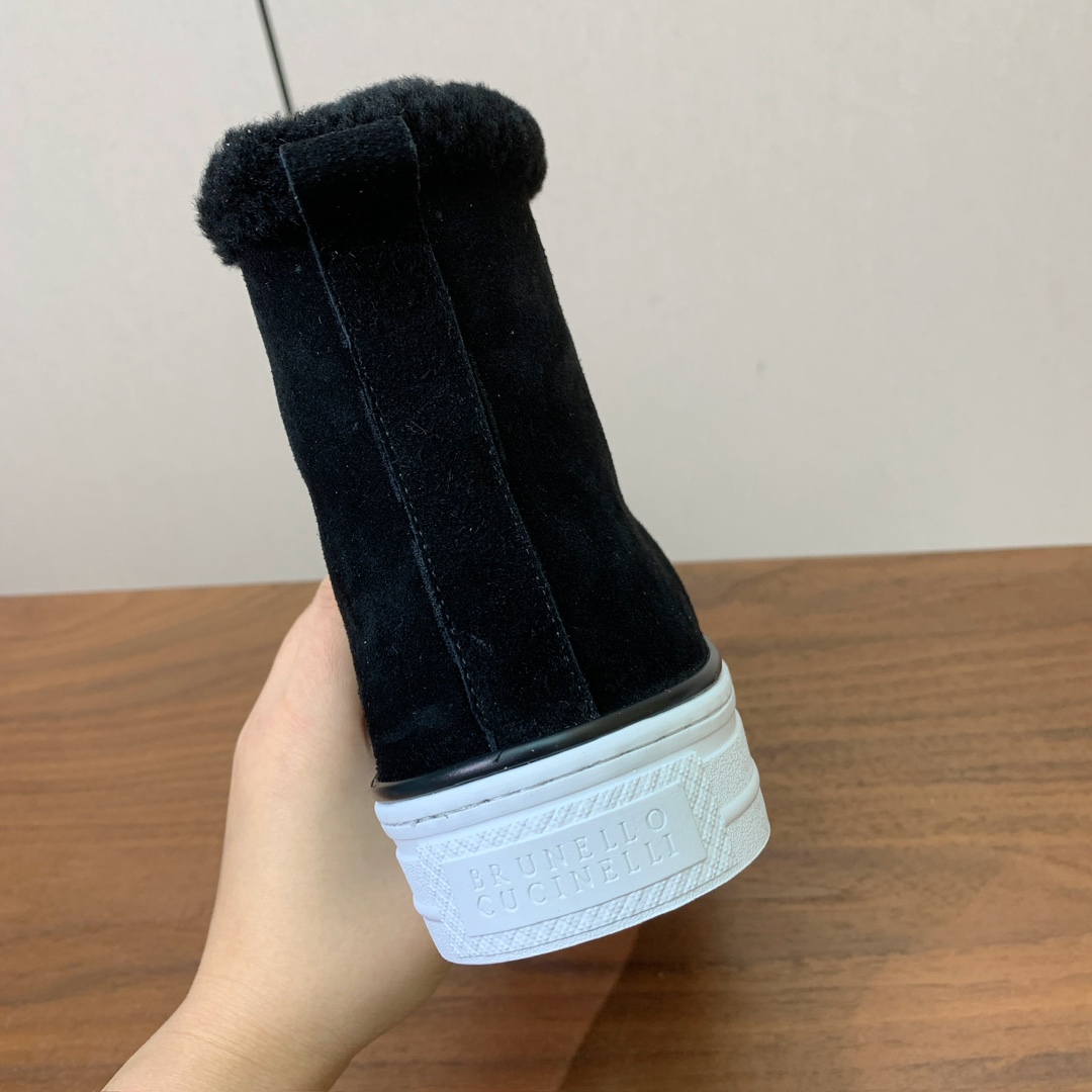 【Brunell* Cucinell*】高帮羊毛里休闲鞋。鞋面采用进口牛绒，羊毛内里，原版开模大底！上脚超舒适。 码数：