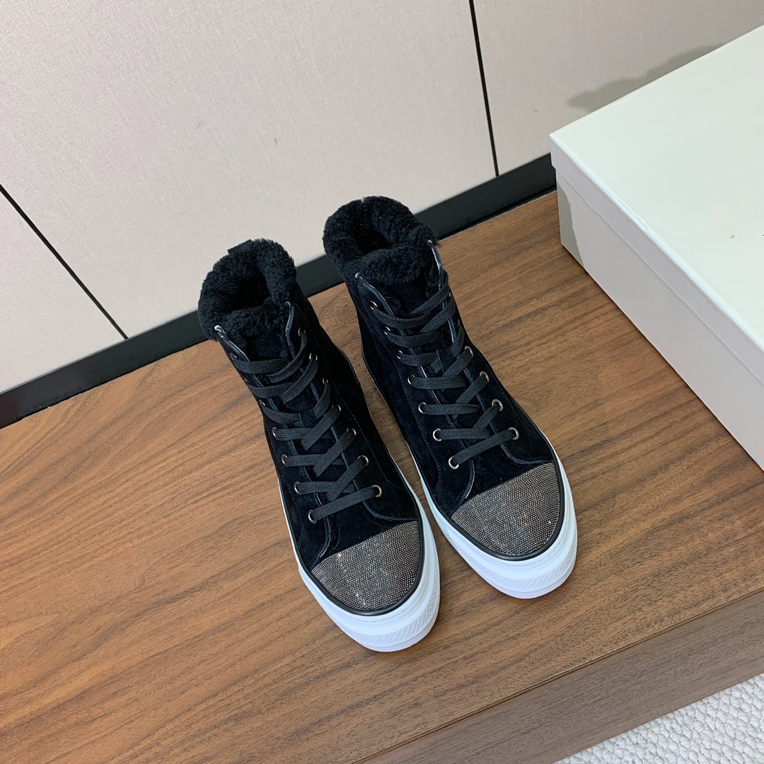 【Brunell* Cucinell*】高帮羊毛里休闲鞋。鞋面采用进口牛绒，羊毛内里，原版开模大底！上脚超舒适。 码数：