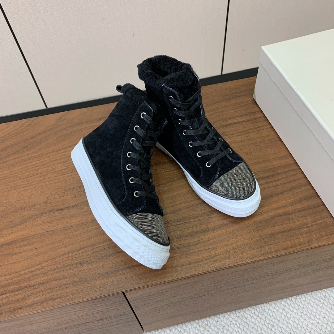 【Brunell* Cucinell*】高帮羊毛里休闲鞋。鞋面采用进口牛绒，羊毛内里，原版开模大底！上脚超舒适。 码数：