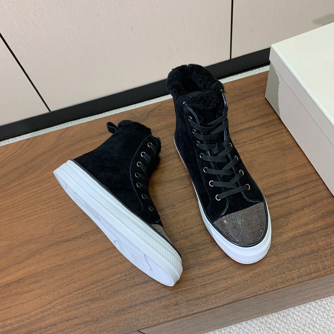 【Brunell* Cucinell*】高帮羊毛里休闲鞋。鞋面采用进口牛绒，羊毛内里，原版开模大底！上脚超舒适。 码数：