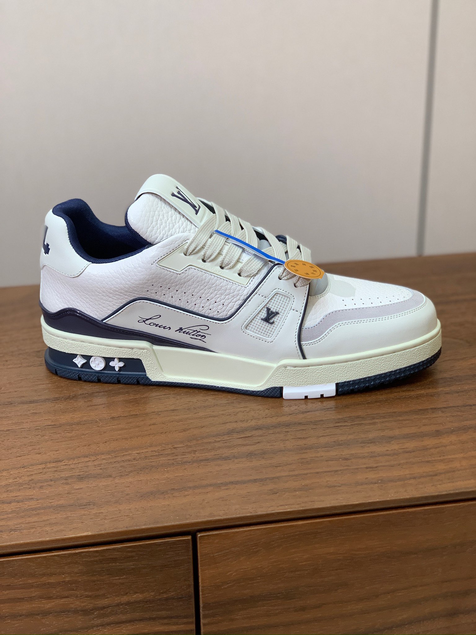 顶级品质🔸L*****V🔸TRAINER最好看的运动鞋。原版1:1精准复刻、细节很无敌、诚意满满、进口定