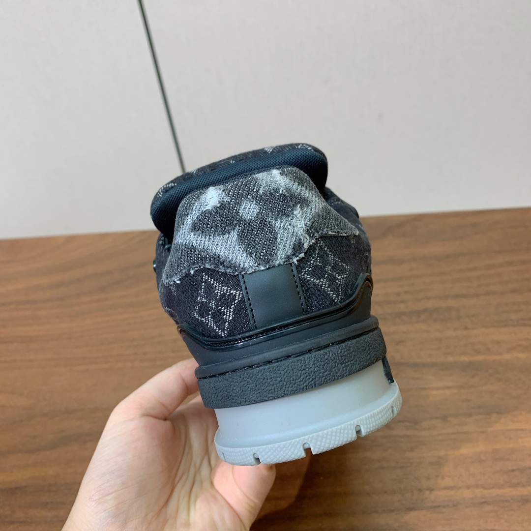顶级品质🔸L*****V🔸TRAINER最好看的运动鞋。原版1:1精准复刻、细节很无敌、诚意满满、进口定