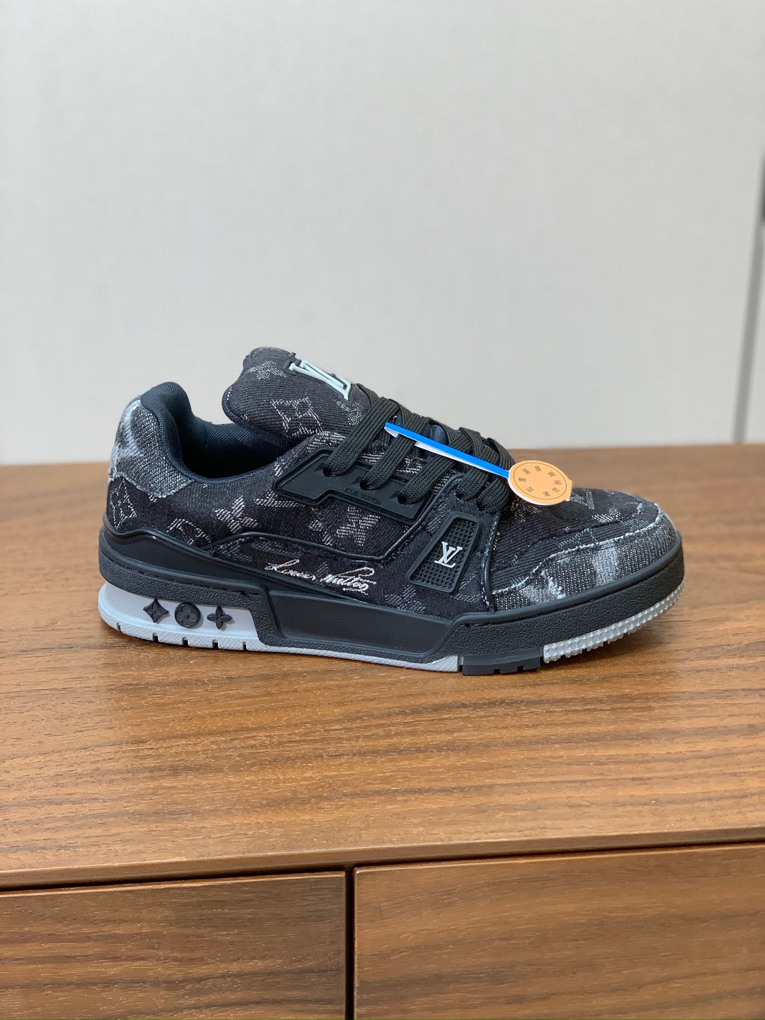 顶级品质🔸L*****V🔸TRAINER最好看的运动鞋。原版1:1精准复刻、细节很无敌、诚意满满、进口定