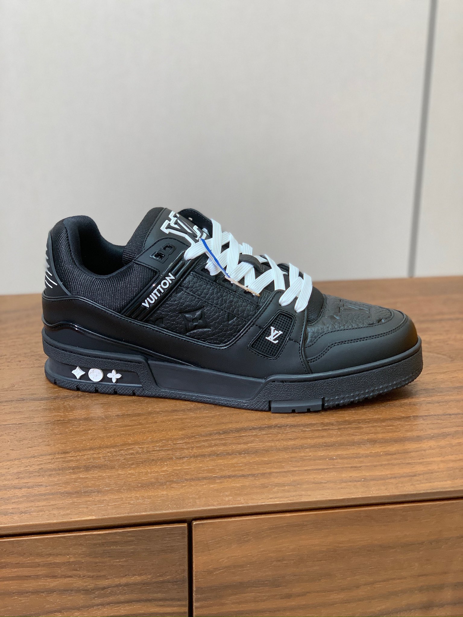 顶级品质🔸L*****V🔸TRAINER最好看的运动鞋。原版1:1精准复刻、细节很无敌、诚意满满、进口定