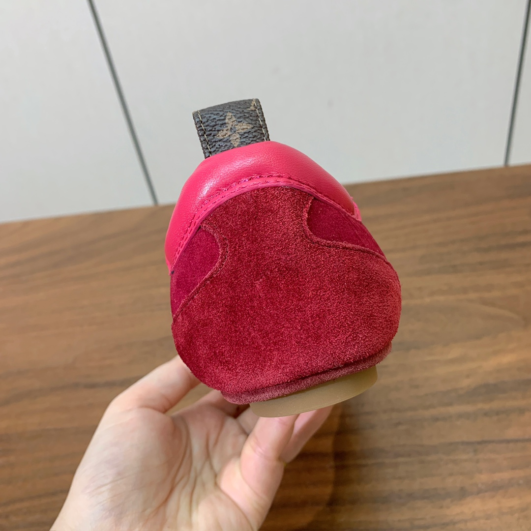 🔸L*****V🔸芭蕾风运动鞋。以丝滑绒面牛皮革塑造流畅线条 兼具芭蕾舞鞋的轻盈构型和运动鞋的舒适质感。
