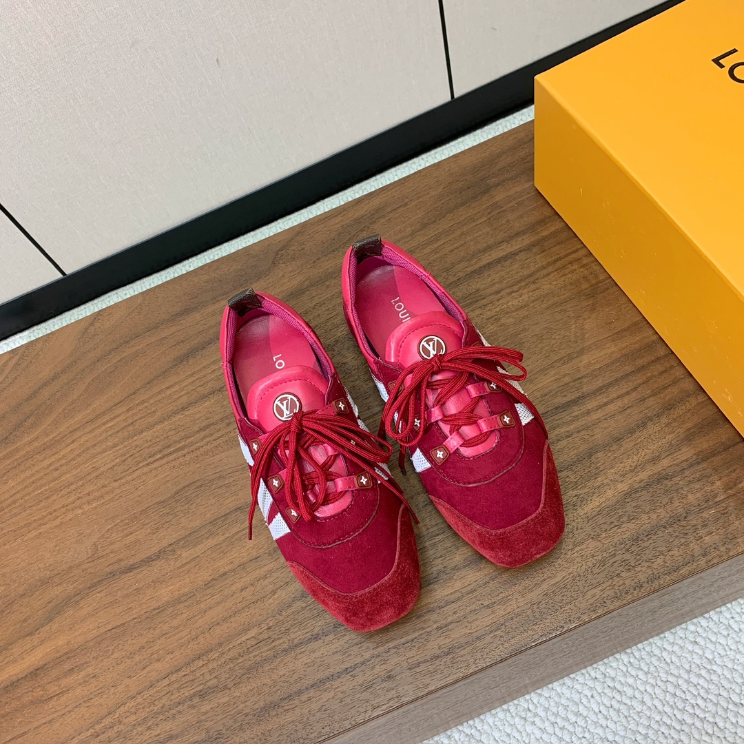 🔸L*****V🔸芭蕾风运动鞋。以丝滑绒面牛皮革塑造流畅线条 兼具芭蕾舞鞋的轻盈构型和运动鞋的舒适质感。