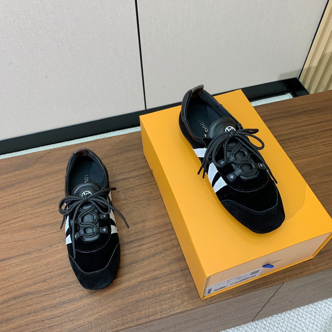 🔸L*****V🔸芭蕾风运动鞋。以丝滑绒面牛皮革塑造流畅线条 兼具芭蕾舞鞋的轻盈构型和运动鞋的舒适质感。