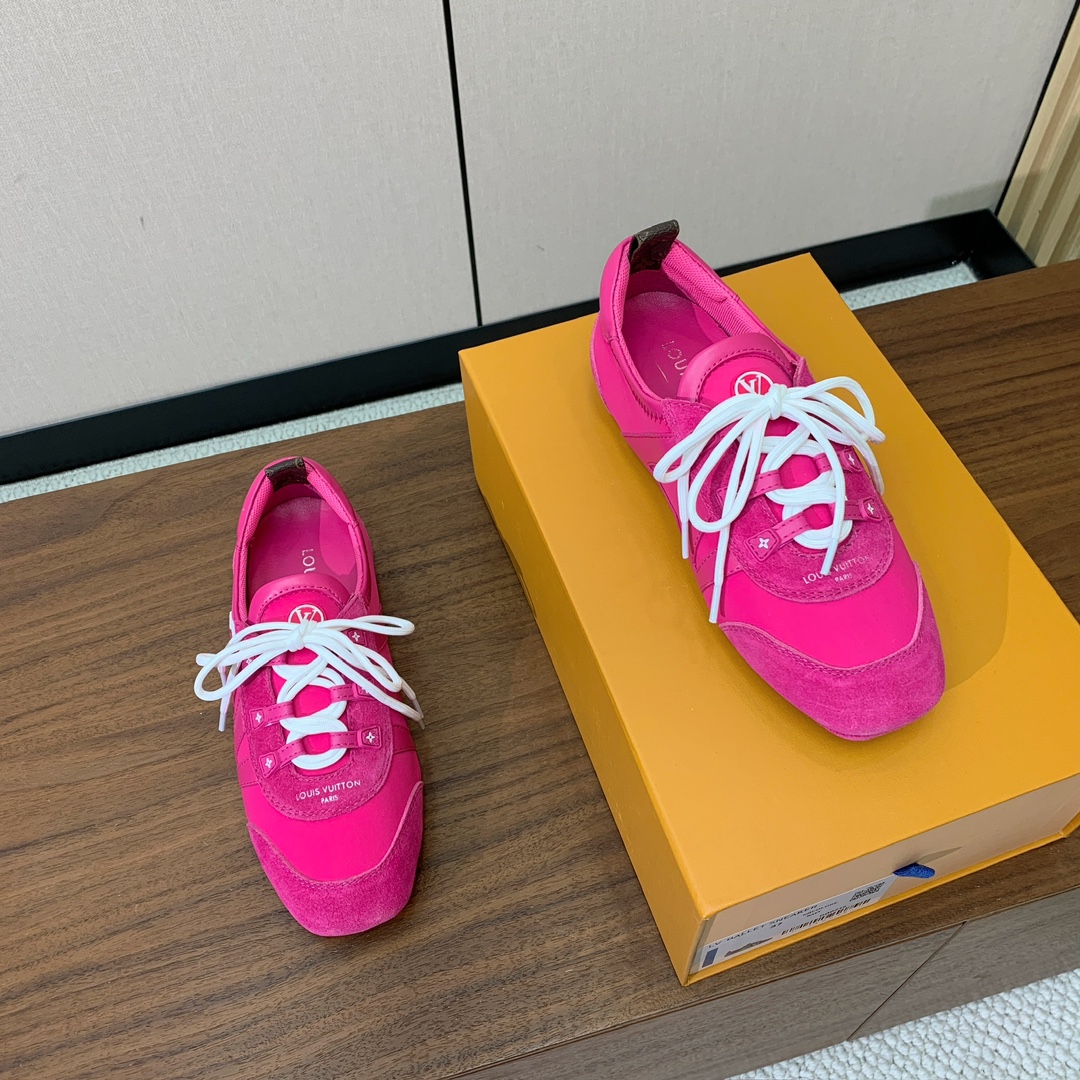 🔸L*****V🔸芭蕾风运动鞋。以丝滑绒面牛皮革塑造流畅线条 兼具芭蕾舞鞋的轻盈构型和运动鞋的舒适质感。