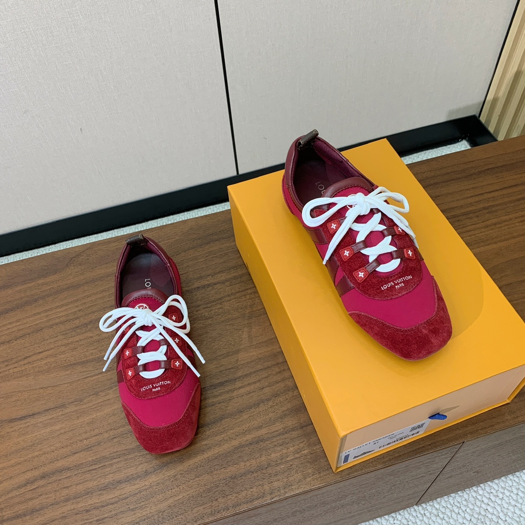 🔸L*****V🔸芭蕾风运动鞋。以丝滑绒面牛皮革塑造流畅线条 兼具芭蕾舞鞋的轻盈构型和运动鞋的舒适质感。