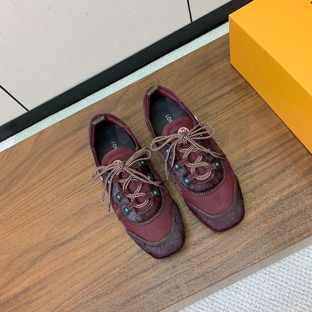 🔸L*****V🔸芭蕾风运动鞋。以丝滑绒面牛皮革塑造流畅线条 兼具芭蕾舞鞋的轻盈构型和运动鞋的舒适质感。
