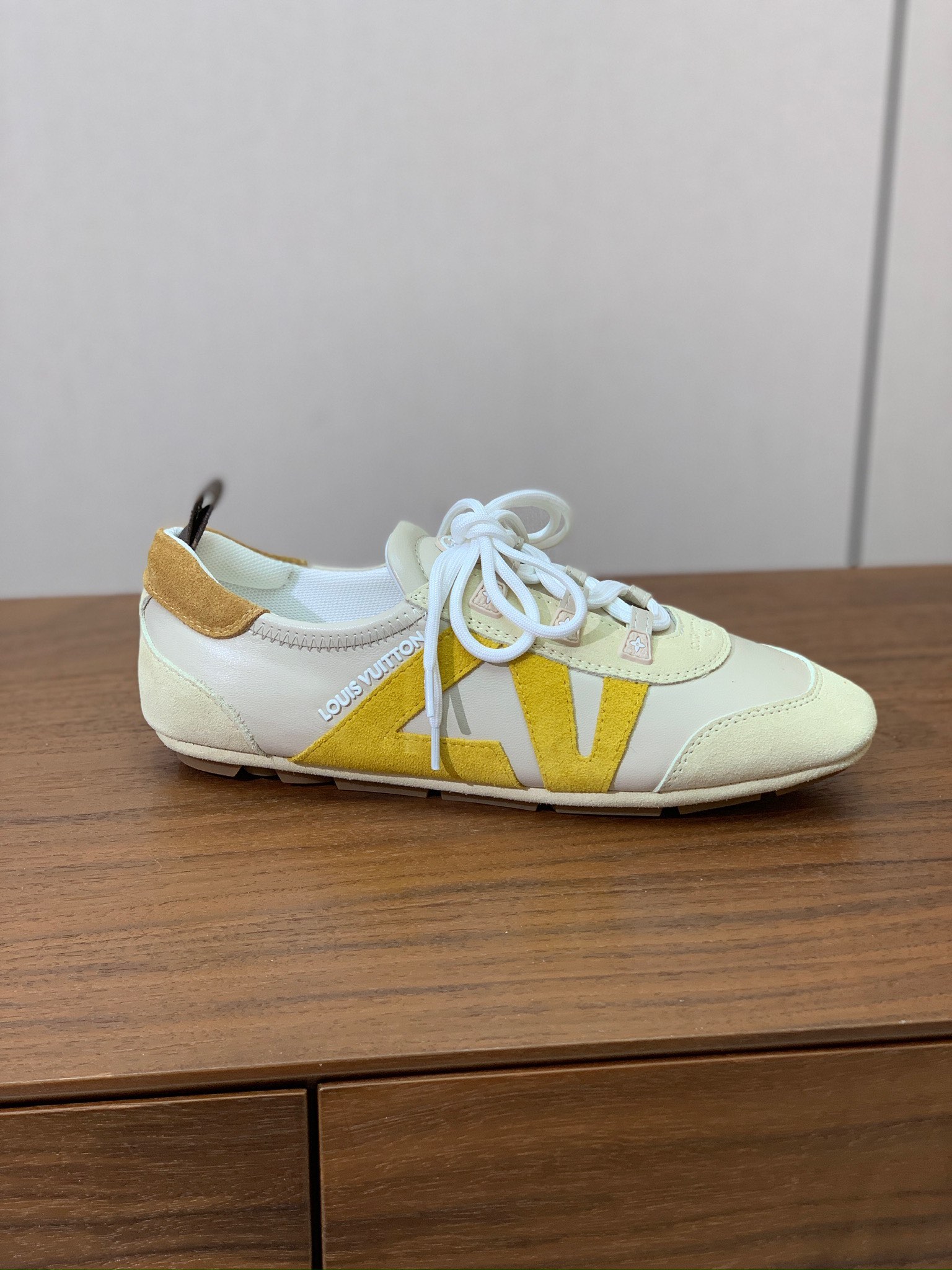 🔸L*****V🔸芭蕾风运动鞋。以丝滑绒面牛皮革塑造流畅线条 兼具芭蕾舞鞋的轻盈构型和运动鞋的舒适质感。