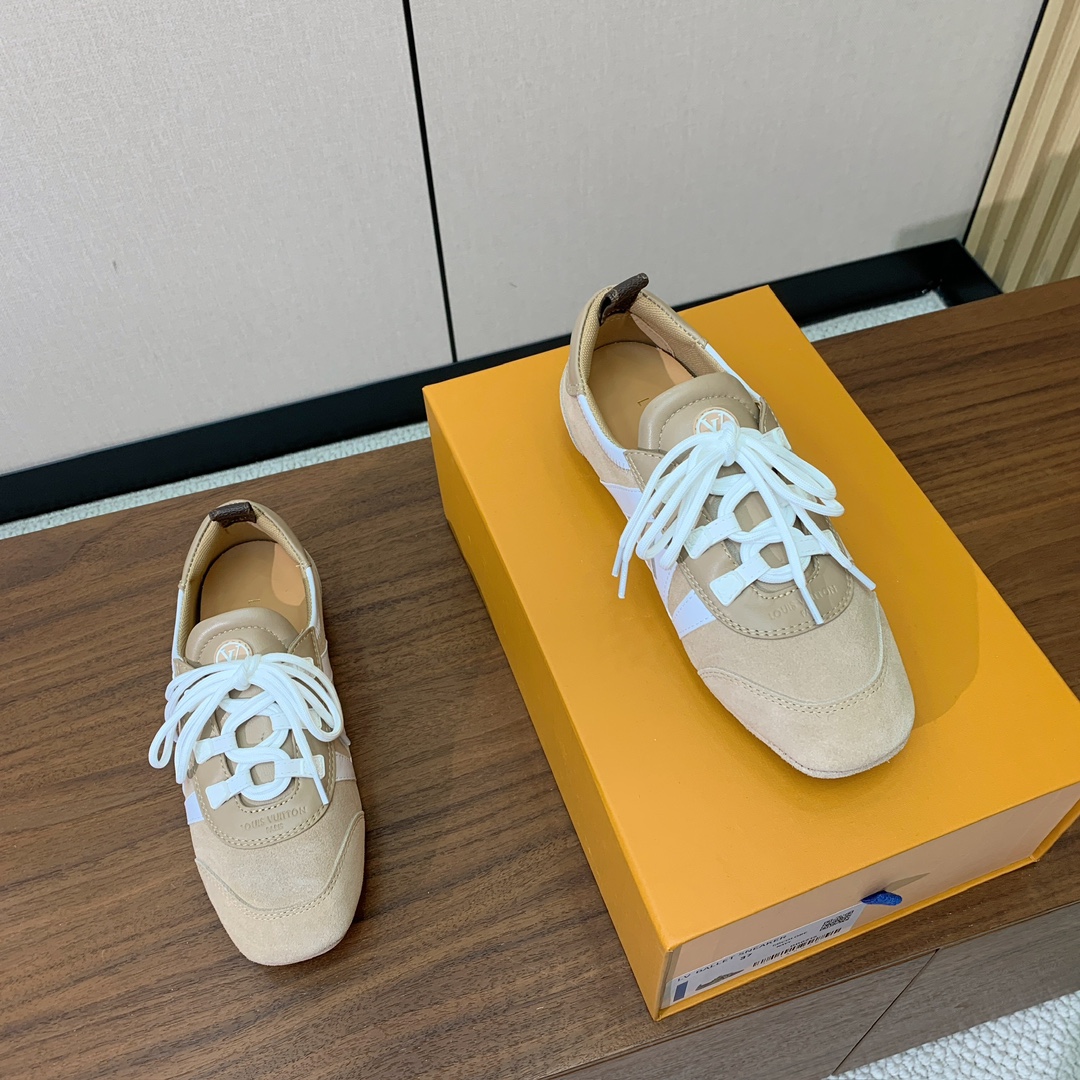 🔸L*****V🔸芭蕾风运动鞋。以丝滑绒面牛皮革塑造流畅线条 兼具芭蕾舞鞋的轻盈构型和运动鞋的舒适质感。