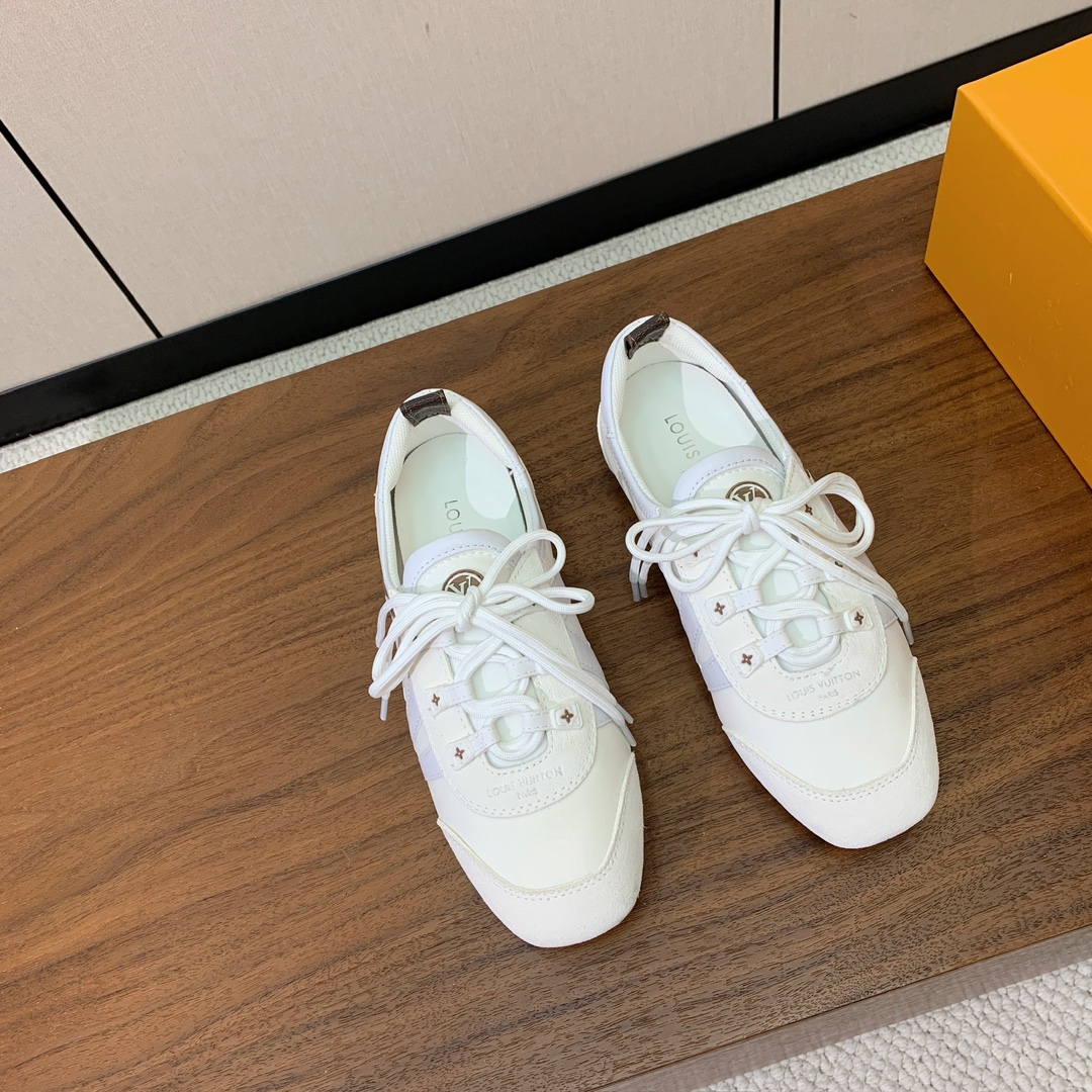 🔸L*****V🔸芭蕾风运动鞋。以丝滑绒面牛皮革塑造流畅线条 兼具芭蕾舞鞋的轻盈构型和运动鞋的舒适质感。