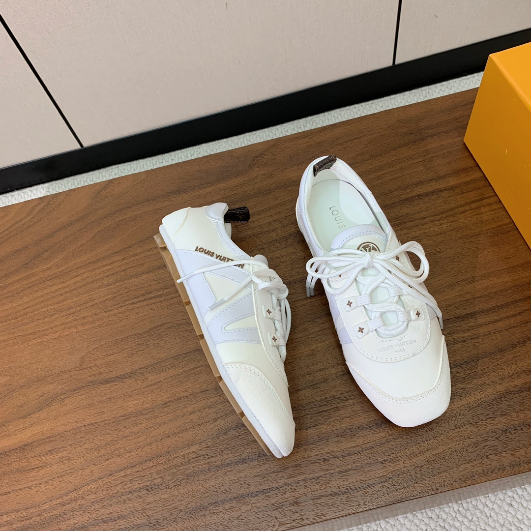 🔸L*****V🔸芭蕾风运动鞋。以丝滑绒面牛皮革塑造流畅线条 兼具芭蕾舞鞋的轻盈构型和运动鞋的舒适质感。