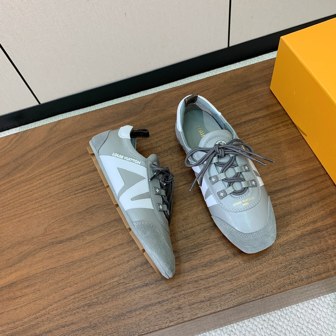 🔸L*****V🔸芭蕾风运动鞋。以丝滑绒面牛皮革塑造流畅线条 兼具芭蕾舞鞋的轻盈构型和运动鞋的舒适质感。