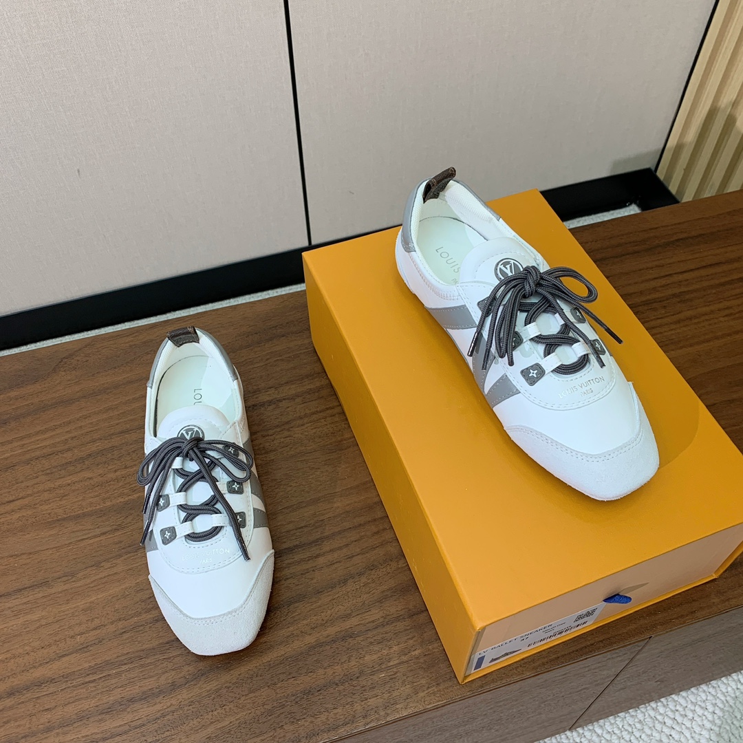 🔸L*****V🔸芭蕾风运动鞋。以丝滑绒面牛皮革塑造流畅线条 兼具芭蕾舞鞋的轻盈构型和运动鞋的舒适质感。