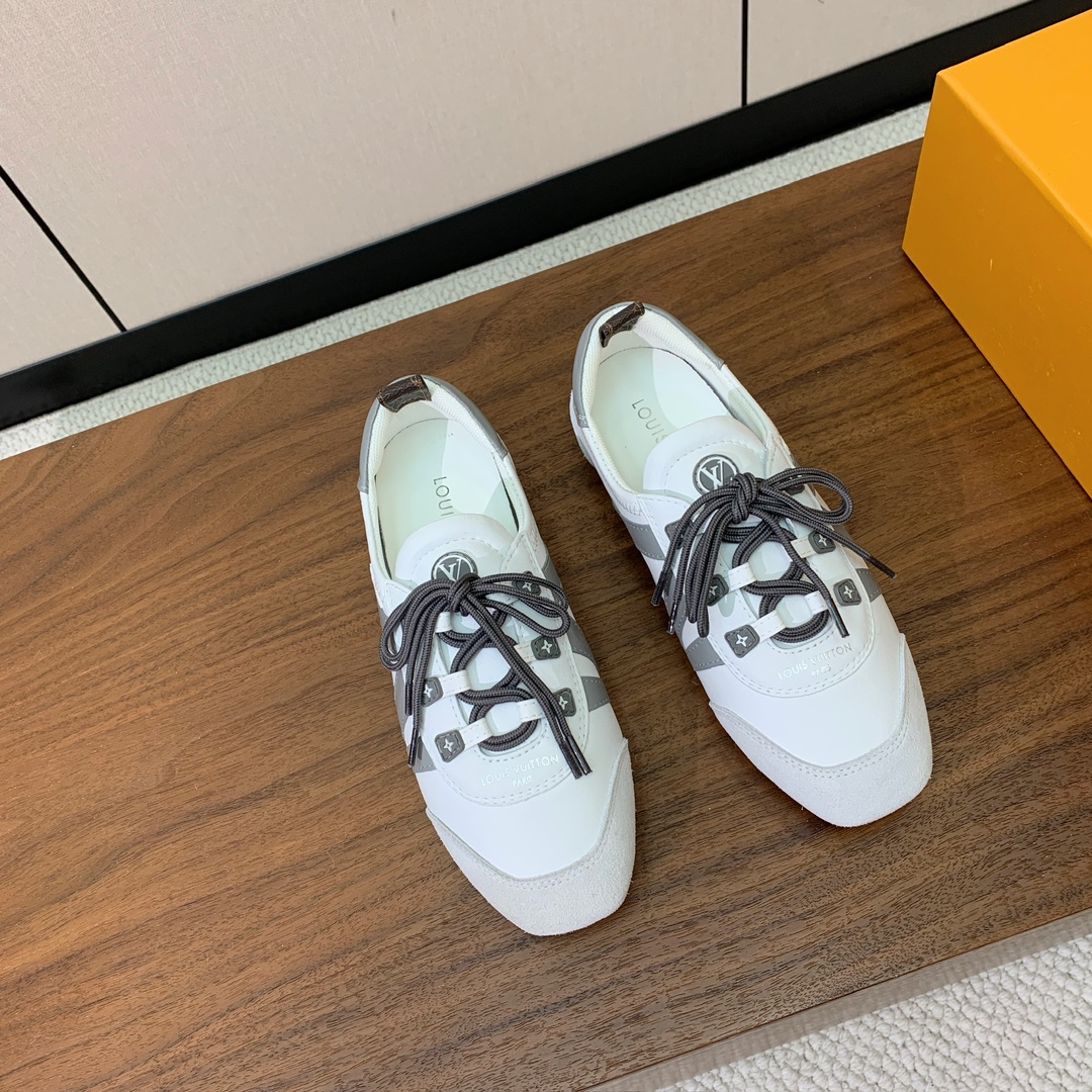 🔸L*****V🔸芭蕾风运动鞋。以丝滑绒面牛皮革塑造流畅线条 兼具芭蕾舞鞋的轻盈构型和运动鞋的舒适质感。