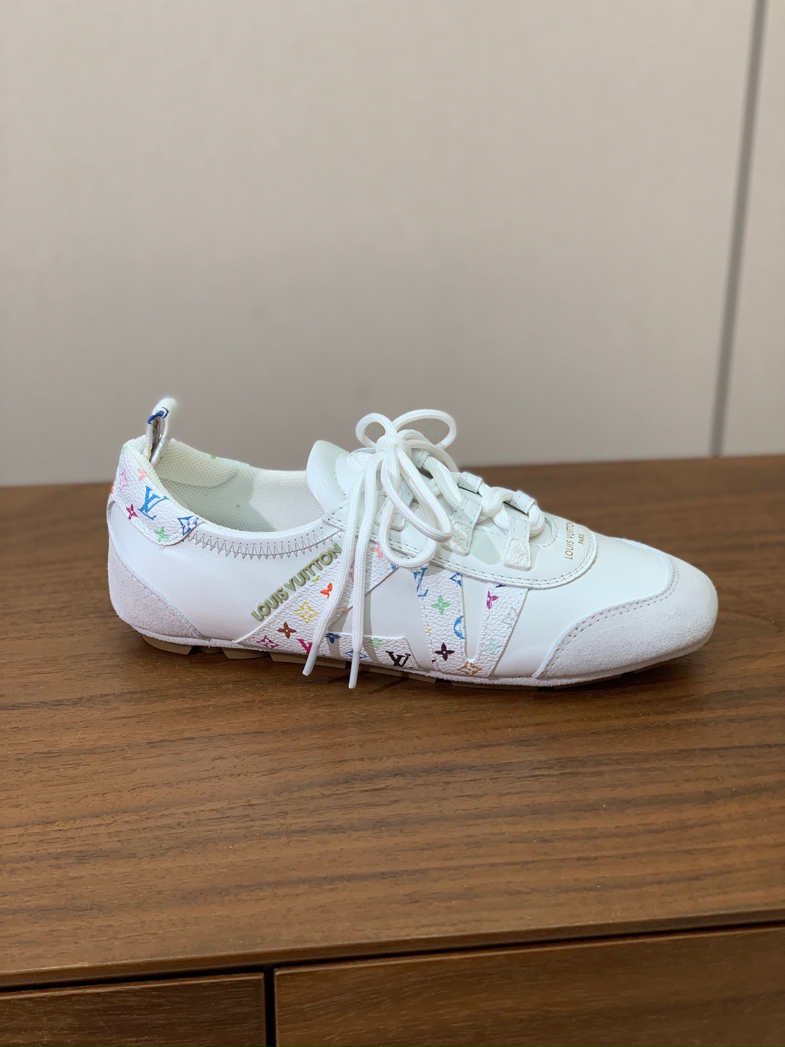 🔸L*****V🔸芭蕾风运动鞋。以丝滑绒面牛皮革塑造流畅线条 兼具芭蕾舞鞋的轻盈构型和运动鞋的舒适质感。