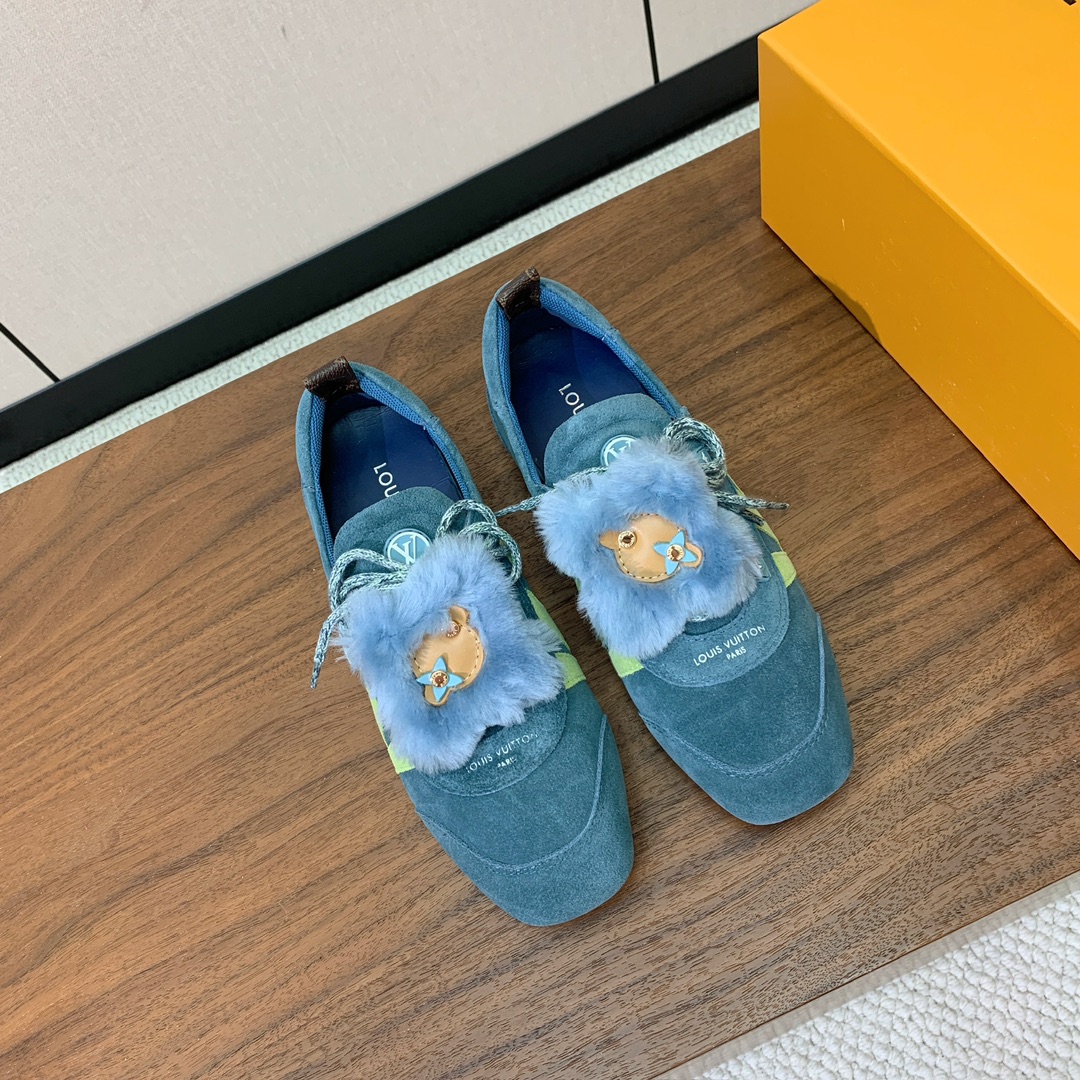 🔸L*****V🔸芭蕾风运动鞋。以丝滑绒面牛皮革塑造流畅线条 兼具芭蕾舞鞋的轻盈构型和运动鞋的舒适质感。