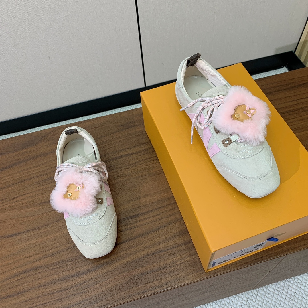 🔸L*****V🔸芭蕾风运动鞋。以丝滑绒面牛皮革塑造流畅线条 兼具芭蕾舞鞋的轻盈构型和运动鞋的舒适质感。