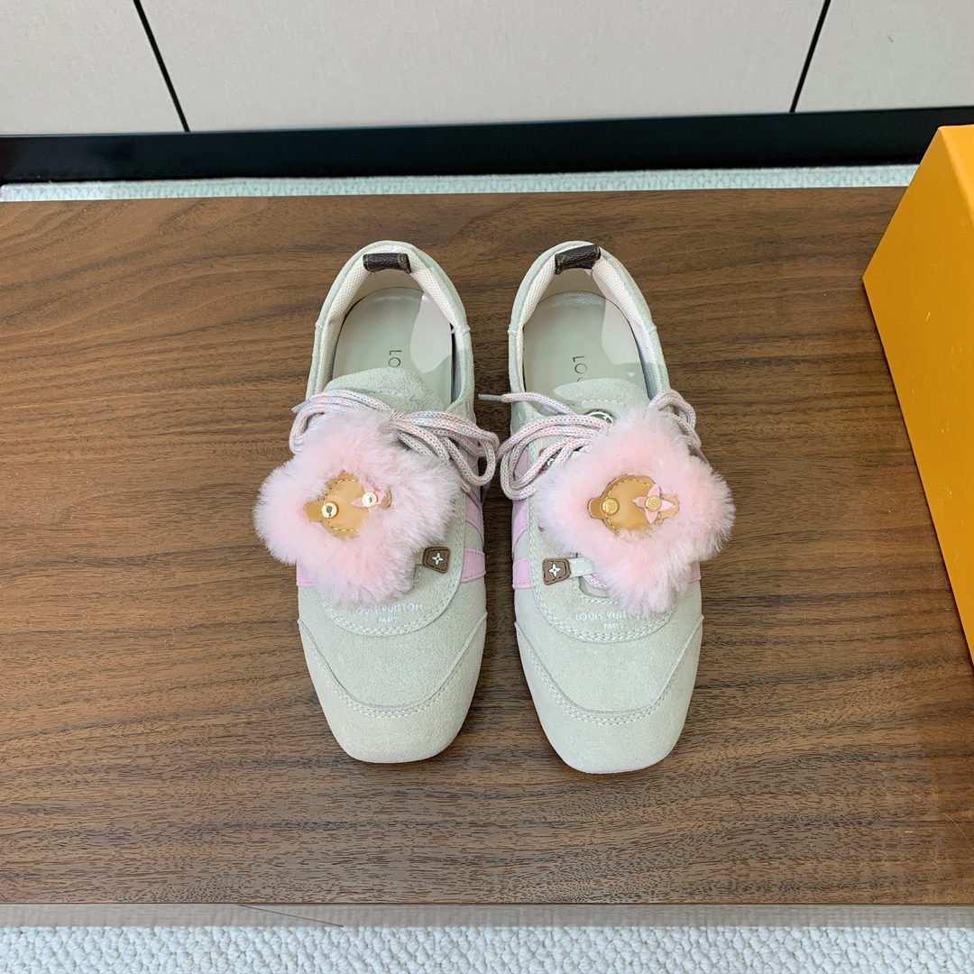 🔸L*****V🔸芭蕾风运动鞋。以丝滑绒面牛皮革塑造流畅线条 兼具芭蕾舞鞋的轻盈构型和运动鞋的舒适质感。