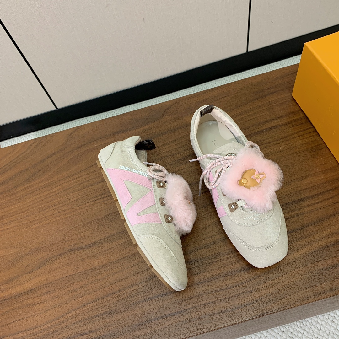 🔸L*****V🔸芭蕾风运动鞋。以丝滑绒面牛皮革塑造流畅线条 兼具芭蕾舞鞋的轻盈构型和运动鞋的舒适质感。
