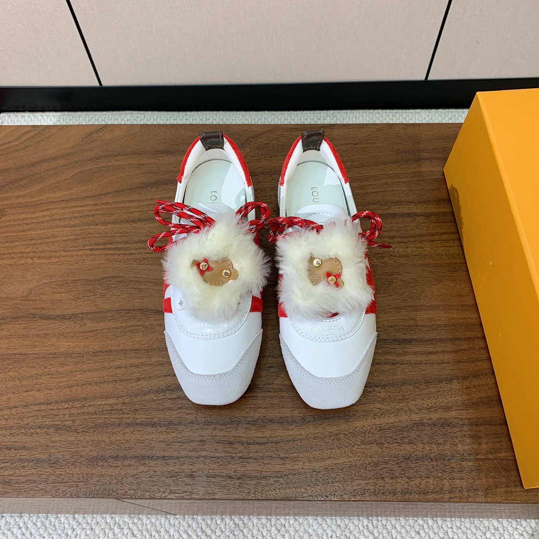 🔸L*****V🔸芭蕾风运动鞋。以丝滑绒面牛皮革塑造流畅线条 兼具芭蕾舞鞋的轻盈构型和运动鞋的舒适质感。
