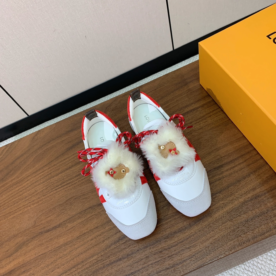 🔸L*****V🔸芭蕾风运动鞋。以丝滑绒面牛皮革塑造流畅线条 兼具芭蕾舞鞋的轻盈构型和运动鞋的舒适质感。