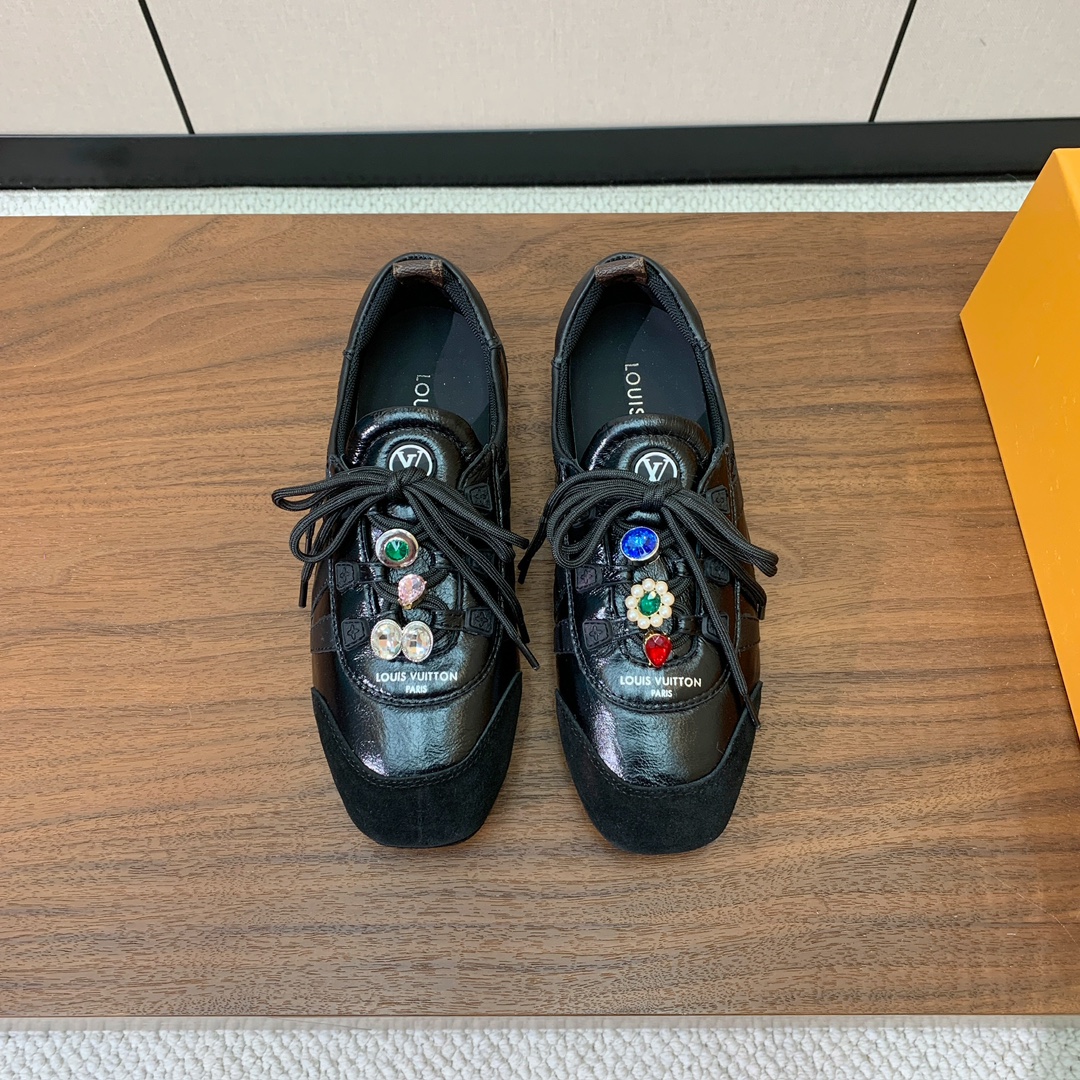 NO:723046,L*****V ballet-style sneakers. Made of silky suede cow leather to create smooth lines. They have the light structure of ballet shoes and the comfortable texture of sports shoes. The original fabric is custom-made imported first-layer cowhide and Yangjing. The original custom-made breathable mesh lining, open-molded injection molded TPU material outsole. Size 35-41 (customized 40 and 41 are not returnable) batch, casual shoes/sports shoes, sneakers, cowhide, sheep19860909L*****V芭蕾风运动鞋.以丝滑绒面牛皮革塑造流畅线条 兼具芭蕾舞鞋的轻盈构型和运动鞋的舒适质感.面料原版定制进口头层牛皮 、羊京.原版定制透气网里,开模注塑TPU材质大底. 码数35-41（40、41定制不退换） 批,休闲鞋/运动鞋,sneakers,cowhide,sheep,Women's Shoes